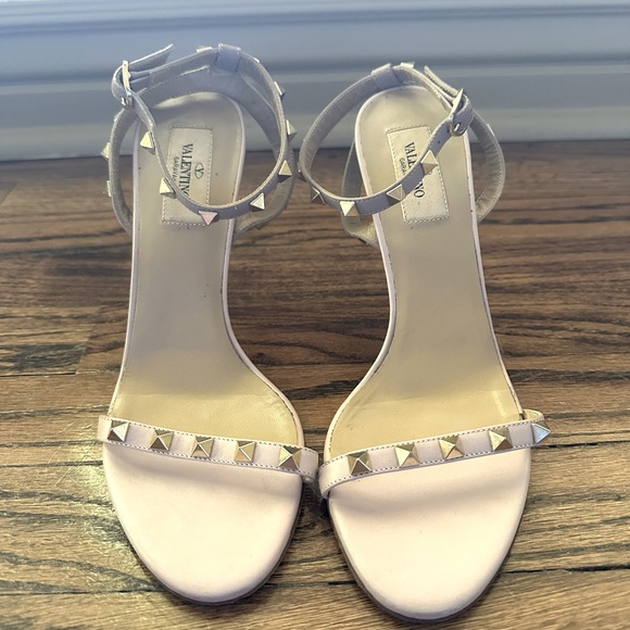 Valentino Garavani Shoes - Classy Valentino Garavani Rocktud Heels